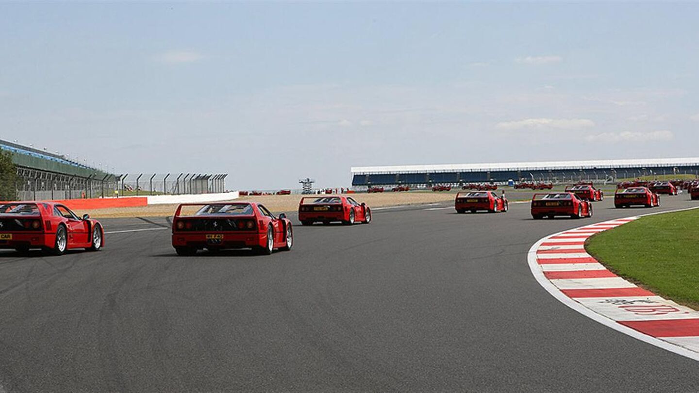 Barkaways lead F40 parade at Silverstone Classic image