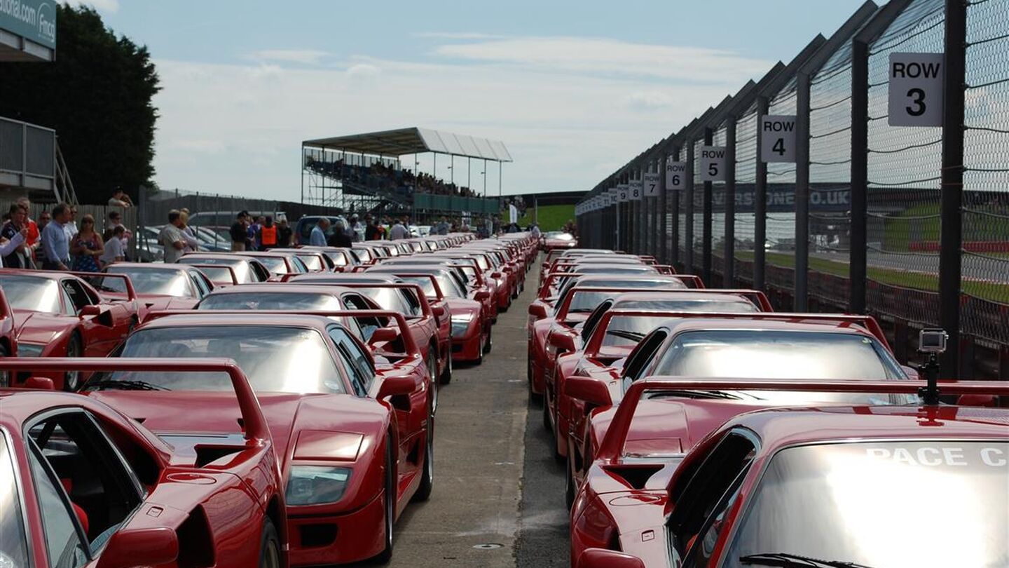 Barkaways lead F40 parade at Silverstone Classic image